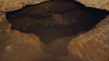 Tarihsel underground şehir altında. Karanlık tünel kaya oyulmuş yol gösterecek