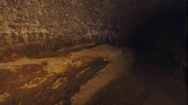 Tünelden git. Karanlık boş yol ışık parlayan ile mağara geçer