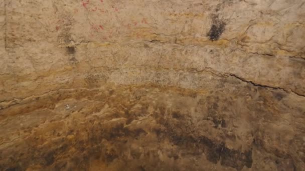 Promenez-vous dans un tunnel souterrain construit dans un rocher de grès tendre. Abri souterrain pour personnes persécutées. Horrible odeur humide .