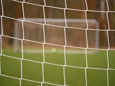 Futbol oyuncusu hedefi net ve stadyum ile karşı duruyor. Futbol kapısı net. Futbol kapısı