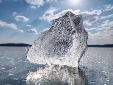 Arka planda çok yansıma, mavi gökyüzü ile dondurulmuş yüzeyinde yüzen buz kütlesi buz.