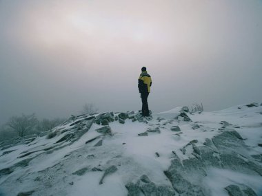 Dünyanın zirvesine siyah uzun uzun yürüyüşe çıkan kimse. Ağır turuncu mist Vadisi Körüğü.