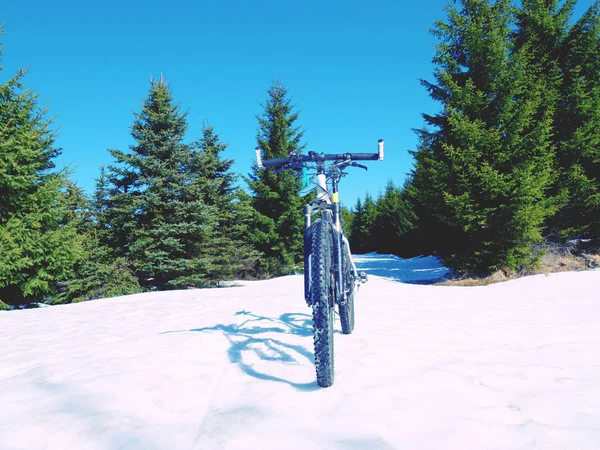 Mountain Bike Ficar Neve Caminho Perdido Neve Profunda Flocos Neve — Fotografia de Stock