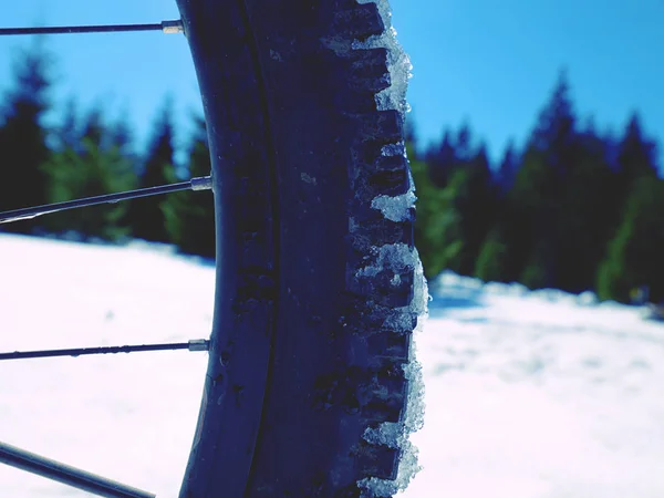 Voorwiel van mountainbike geblokkeerd in de sneeuw. Sneeuw rijden. — Stockfoto