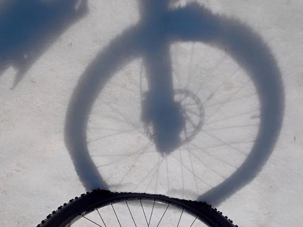 Framhjulet av mountainbike blockeras i snö. Snow Rider. — Stockfoto