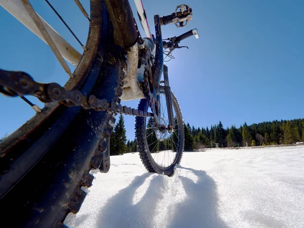 マウンテン バイクは パウダースノーに滞在します 深い雪の吹きだまりで失われたパス ロードタイヤを暗闇に溶ける雪の結晶 フィールドで冬の天候 — ストック写真