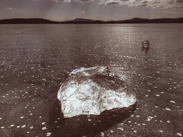 Belle glace transparente du lac contre le ciel et le soleil éclatant . — Photo