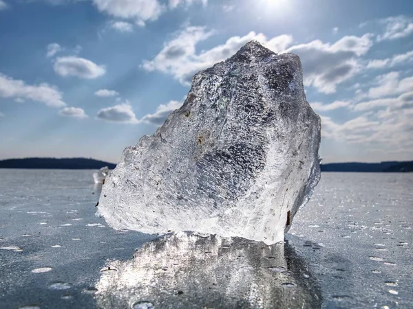 Faixa de gelo na superfície congelada com muitos reflexão, céu azul no fundo . — Fotografia de Stock