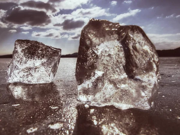 명확한 얼음 pice 뒤에 매력적인 겨울 태양 숨겨진 빛나는 얼음의 조각 — 스톡 사진
