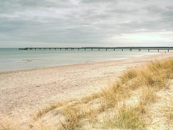 Ponte do mar Báltico em mar liso dentro absolut windless. Sol escondido no horizonte nebuloso — Fotografia de Stock