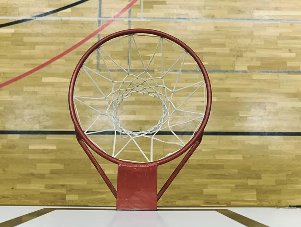 Canestro da basket nel palazzetto dello sport. Guardare giù attraverso rete bianca stringa, bordo di legno duro — Foto Stock