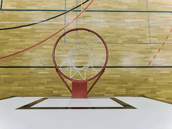 Vy från upp genom basketkorg, skola idrottsliga träskiva i botten — Stockfoto