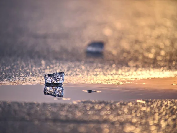 Icebergs brilhantes e floes de gelo, fendas de gelo refletido raios na superfície da água lisa . — Fotografia de Stock