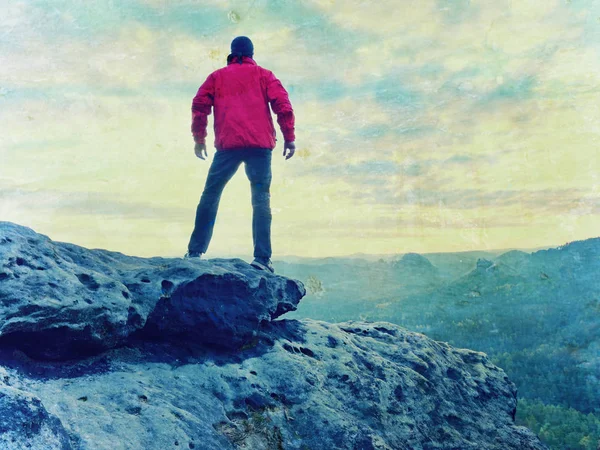 抽象的な効果。雲旅行ハイキング上の太陽と山の頂上の男 — ストック写真