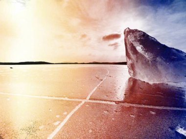 Soyut. Yüzen buz kütlesi ve ezilmiş buz dondurulmuş düz zeminde. Parlayan saçağı