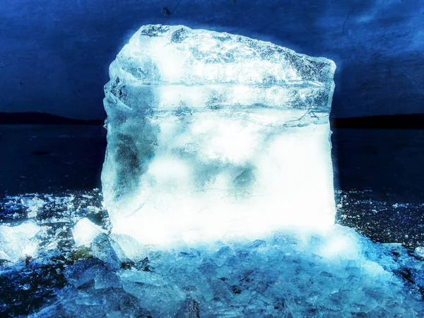 Résumé. Brillante surface ridée glace cassée, morceaux de glace fraîche sur glace givrée plate — Photo