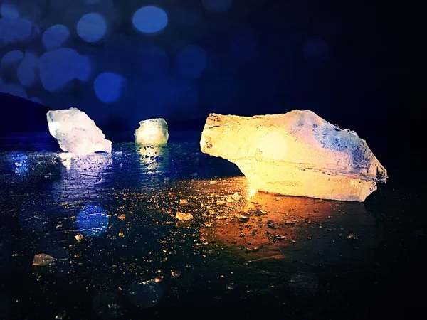 Abstrato. Sarda de gelo e textura de gelo rachada na geleira derretida. Fragmento gelado está derretendo — Fotografia de Stock