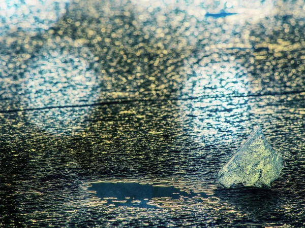 Abstrato. Detalhe de gelo congelado. Rachaduras de gelo formando superfície, floes fluindo no rio — Fotografia de Stock