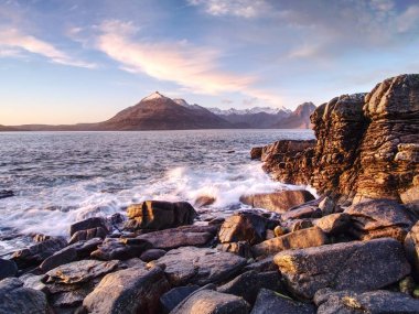 Ünlü kayalık bay, Elgol üzerinde Isle of Skye, İskoçya. Cuillins dağın