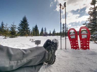 Öğle yemeği zamanı sırasında kış iz. Kar üzerinde kamp ve pişirme. Kırmızı kar ayakkabıları