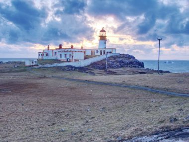 Eski deniz feneri Neist noktasında. Kule ile bina terk yolcuları popüler hedef vardır.