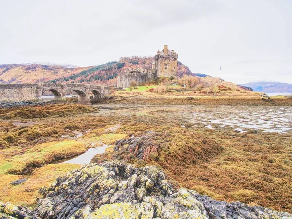 Tides in the lake at Eilean Donan Castle, Scotland. The popular stony bridge — Stock Photo, Image