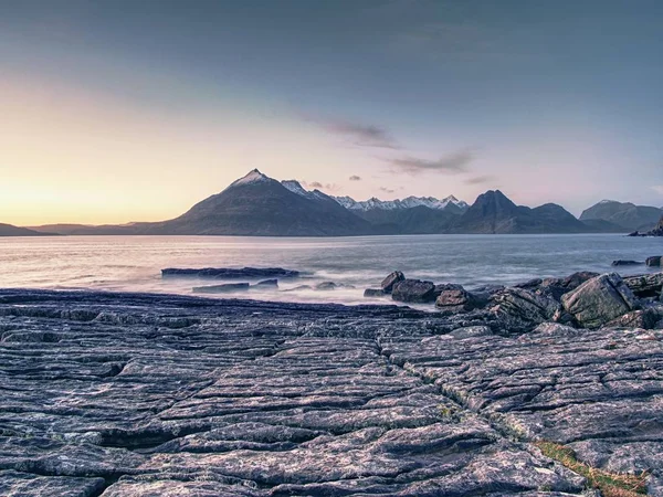 Orilla rocosa con agua de mar y grandes rocas agrietadas con marcas de erosión. Costa rocosa — Foto de Stock