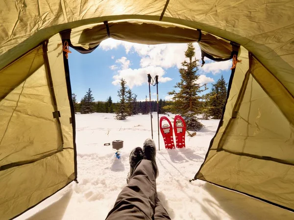 Ember, pihentető. Nézd meg Téli kemping sátor bejárata — Stock Fotó