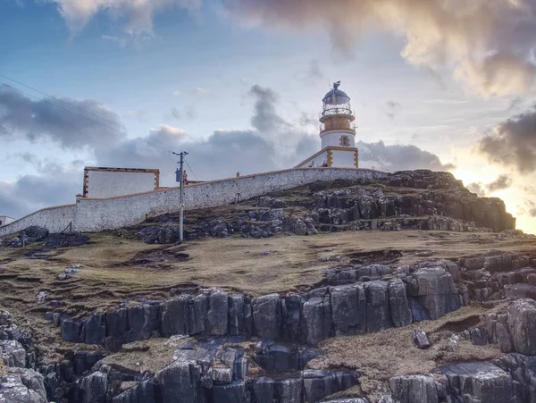 Edificio del faro con torre contro a cielo di sera. Popular Neist Point , — Foto Stock