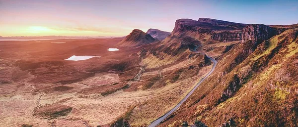 Vista de primavera de montanhas Quiraing com céu azul, Ilha de Skye. Montanhas rochosas afiadas acima do valle . — Fotografia de Stock