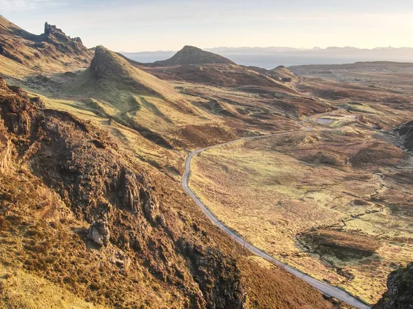 Jarní pohled na hory Quiraing s modrou oblohu, Isle of Skye. Ostré skalnaté hory nad vallley. — Stock fotografie