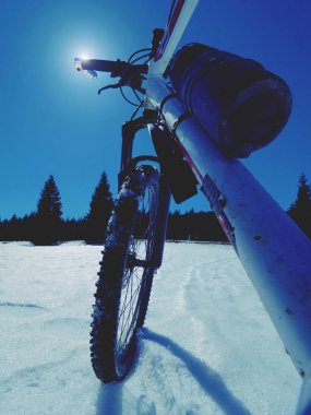 Dağ bisikleti toz karda kal. Derin rüzgârla oluşan kar yığını kayıp yolundaki. Off road lastik kara günü erime pul kar. Kış hava alanında.