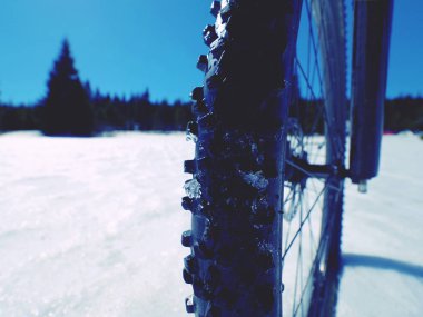 Dağ bisikleti karda bloke ön tekerlek. At Binme kar. 