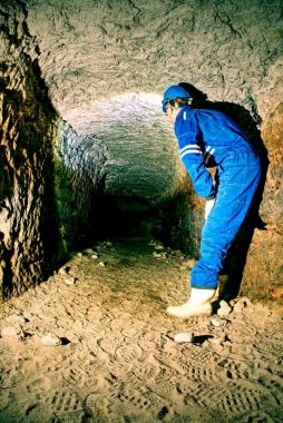 Savunma için inşa yeraltı geçişleri girişi. Kuru kumtaşı tünel
