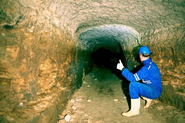 İşçi ile onaylama başparmak yukarı kaldırdı. Başarı jest çalışan kişi koruyucu kıyafetli
