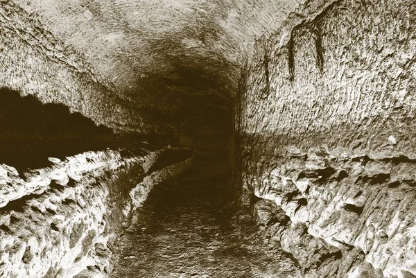 Il vecchio tunnel dell'acqua, le grotte minate. La grotta. tunnel di arenaria pareti inumidite . — Foto Stock