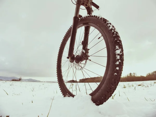 La rueda de bicicleta en la nieve. Detallada vista extrema del tobillo. Nevado archivado — Foto de Stock