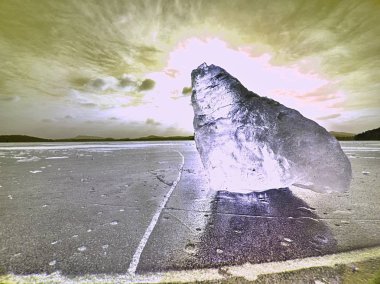 Kırık parça içinde keskin çatlaklar. Soyut buz parçası