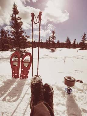 Öğle yemeği zamanı sırasında kış iz. Kar üzerinde kamp ve pişirme. Kırmızı kar ayakkabıları