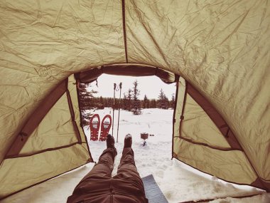 Adam rahatlatıcı. Kamp çadır girişinden kış görünümü 