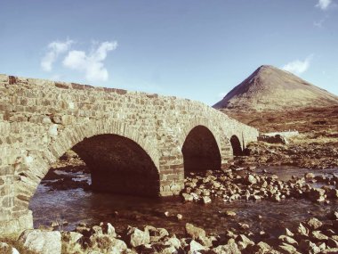 Akış ve taşlı Bridge'de Hiigland dağlar İskoçya'da bahar.