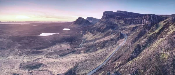 Άδειο δρόμο με καμπύλες στα Highlands της Σκωτίας. Βορειοδυτικό τμήμα του λόφου Quiraing — Φωτογραφία Αρχείου