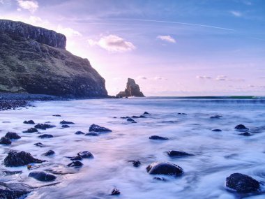 Güneş battıktan sonra sakin taşlı bay İskoçya'da. Yavaş çekim hızı yumuşak su seviyesi ve rüya gibi etkisi