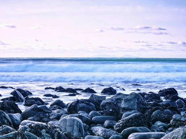 Atardecer azul en la costa rocosa del mar. Velocidad de obturación lenta — Foto de Stock