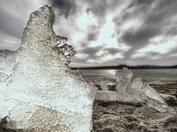 Turkuaz buz kütlesi, kış Closeup donmuş göl. Parlak buzlu ayrıntı. Frost desenleri — Stok fotoğraf