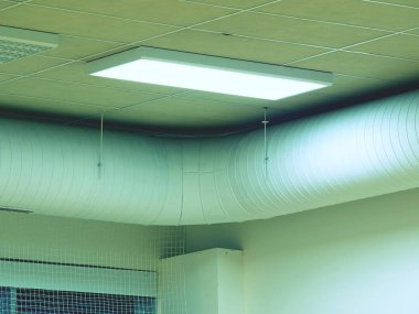 Floresan ışıkları bir ofis binası içinde satır. Tavan ve ofis aydınlatma