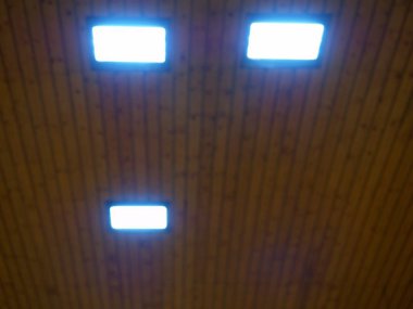 Ahşap tavan aydınlatma panelleri ile. Floresan lambalar modern tavan.