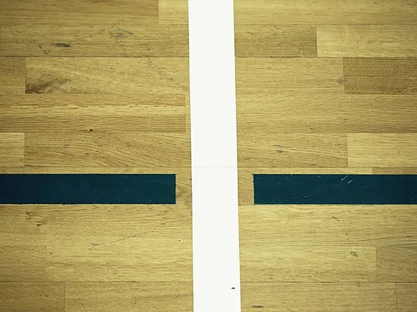 Pavimento di sala in una palestra con linee attraversate. Linee di contorno di campi da basket e pallamano . — Foto Stock