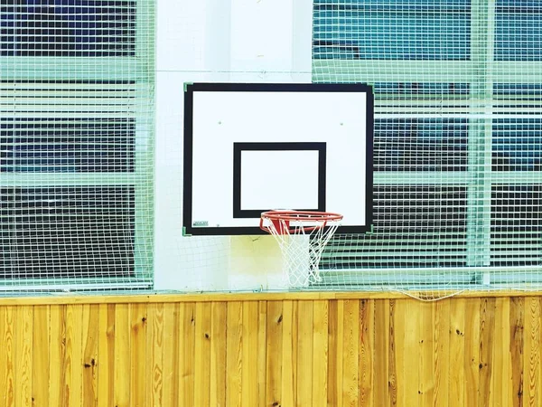 Basket hoop och billboard sport i skolan gymmet — Stockfoto