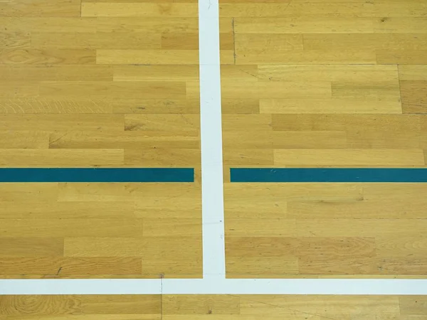 Spielfeldmarkierungen auf dem Boden in der Sporthalle. Abgenutzter Holzboden in Sporthalle. — Stockfoto